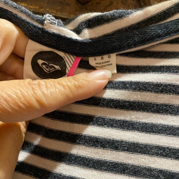 Roxy Monochrome Striped pullover wirh hood and front pocket - Picture 4 of 4